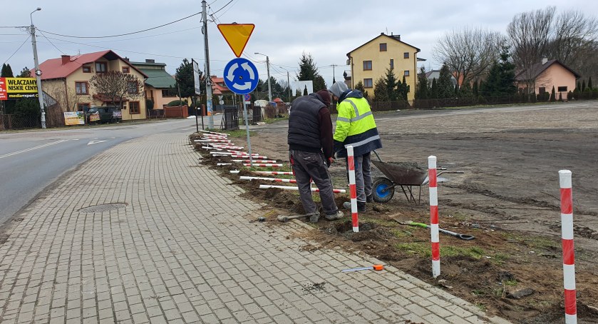 Koniec samowolki – Przy targowisku będą słupki i bramy