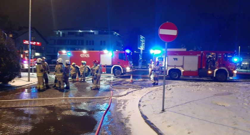 Ewakuacja Orlenu – Ciężarówka uderzyła w skrzynkę gazową (Video)