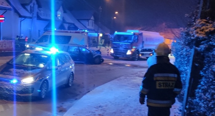 Czołowe zderzenie osobówki z ciężarówką