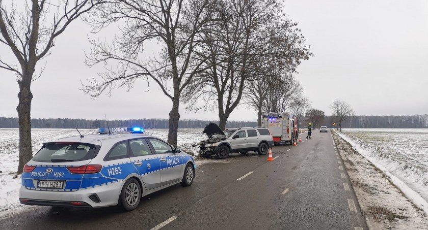 Kolizja podczas wyprzedzania – Volvo uderzyło w drzewo