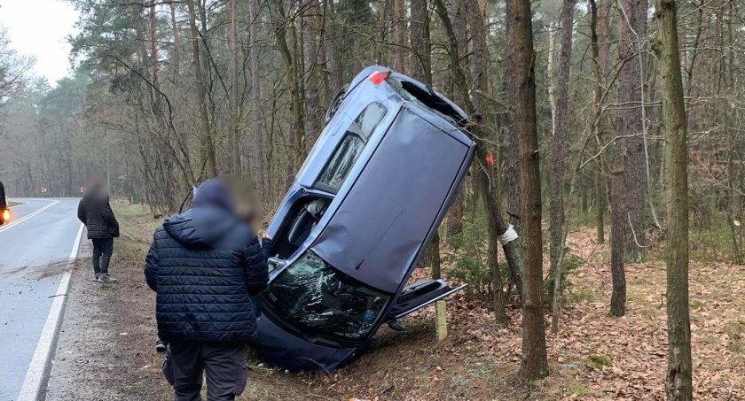 Samochód zatrzymał się pionowo