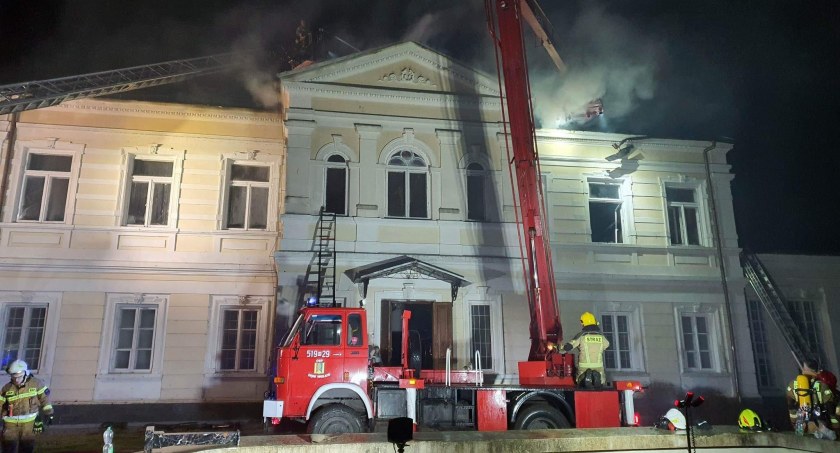 Pożar zabytkowego pałacu! Z ogniem walczyli strażacy z naszego powiatu