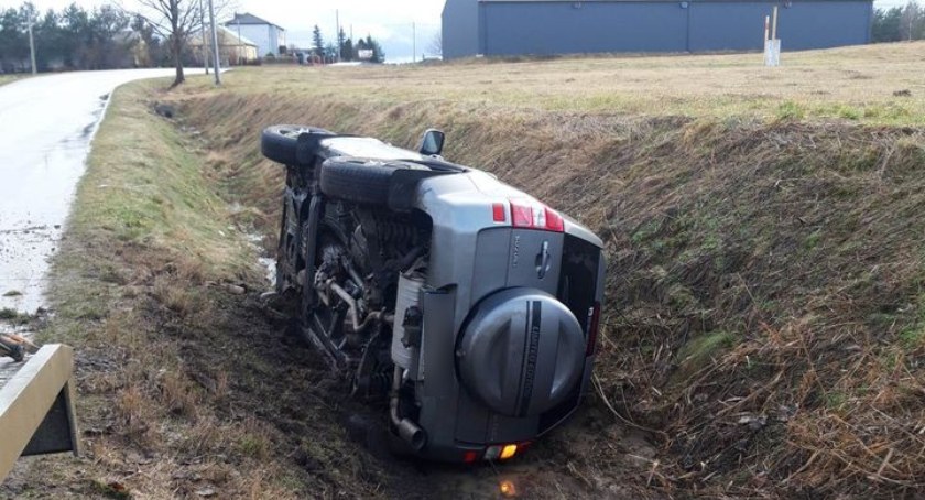 Suzuki w rowie – Kierowca miał 1,8 promila!