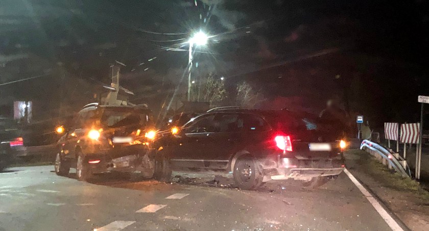 Kolizja 3 samochodów na skrzyżowaniu – Zadziałał efekt domina