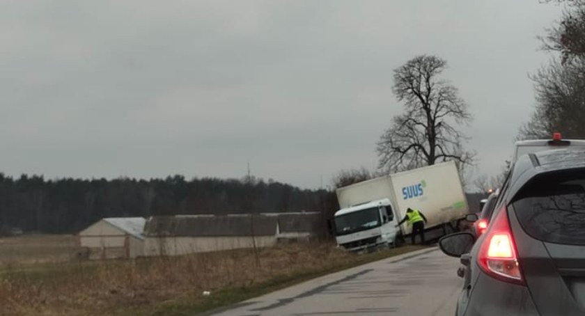 Ciężarówka wpadła do rowu 