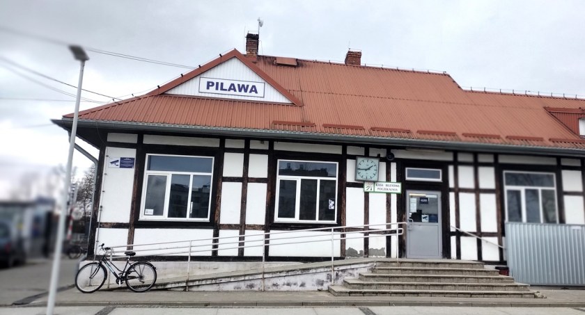 Remontują stuletni budynek dworca w Pilawie