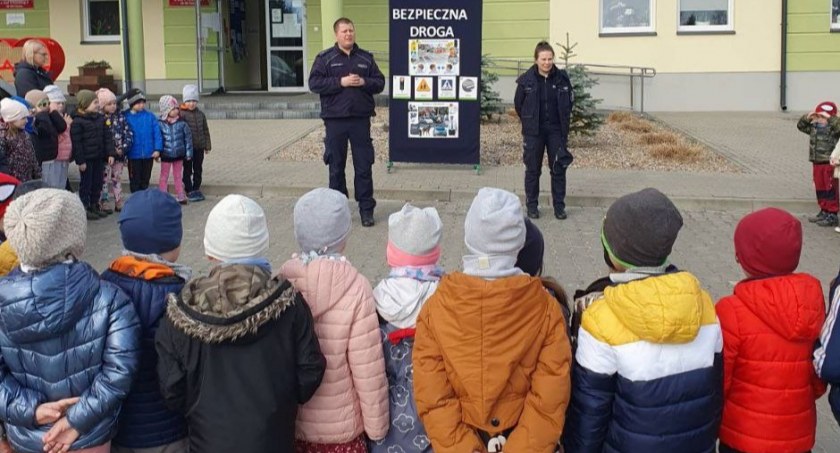 Dzielnicowy i policyjny profilaktyk odwiedzili przedszkole w Górznie