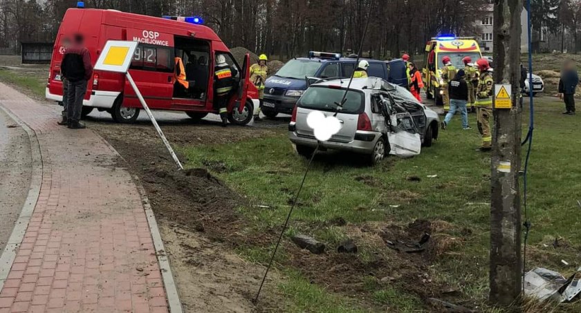 Uderzył w słup i ściął znak drogowy – Pijany kierowca nie miał prawa jazdy