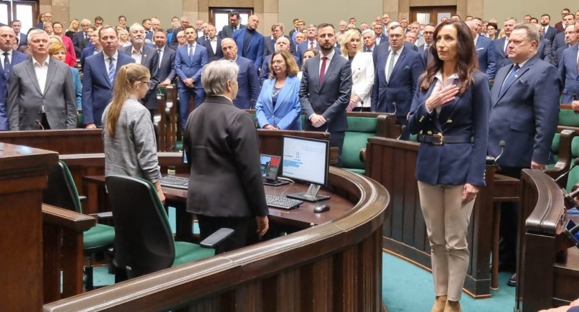 Poseł Kurowska ślubowała