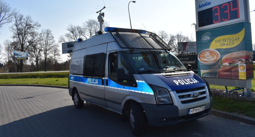 Policyjny pojazd z systemem kamer na niebezpiecznym skrzyżowaniu