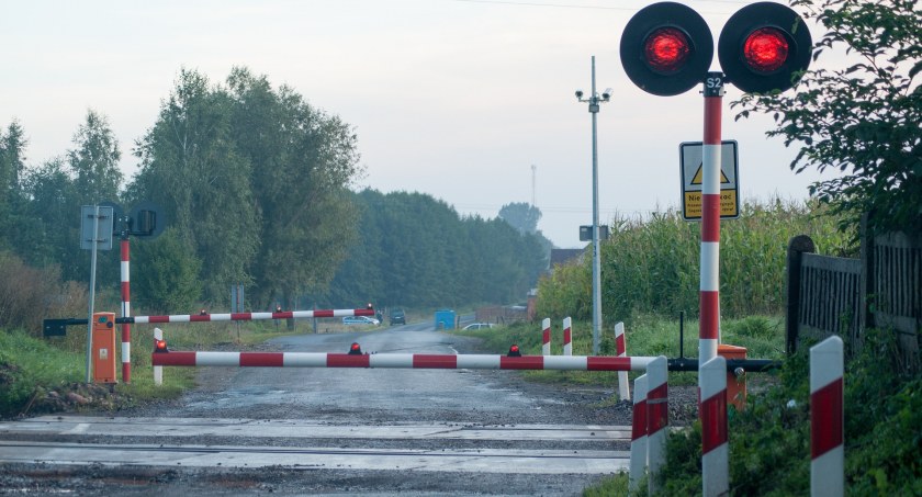 27-latka wjechała na przejazd kolejowy, gdy zamykały się rogatki