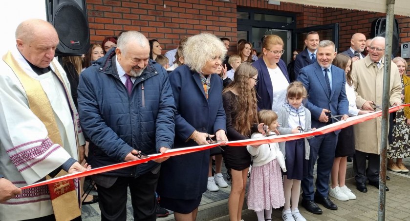 Wspólnie przecięli wstęgę – Ośrodek Pomocy Dziecku Zielone Izdebno otwarty