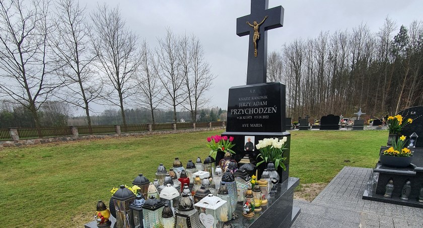 Dołożyli do pomnika ukochanego księdza