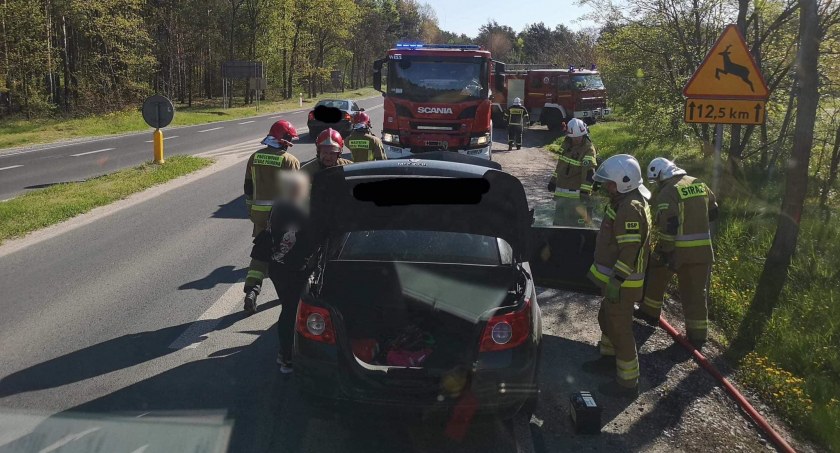 Pożar samochodu zaczął gasić przejeżdżający kierowca