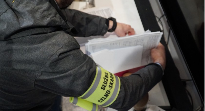 Wystawili fałszywe faktury za 64,5 mln zł. Służby zatrzymały 6 osób