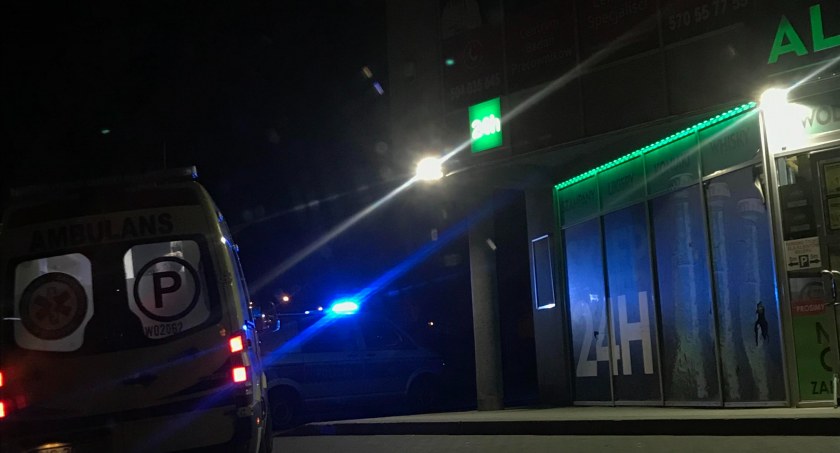 Przy sklepie monopolowym interweniowała policja – Wezwano też karetkę