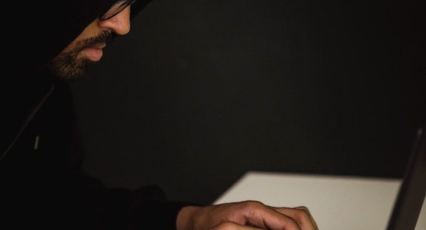 Internetowy znajomy zażądał pieniędzy w zamian za niepublikowanie intymnych zdjęć