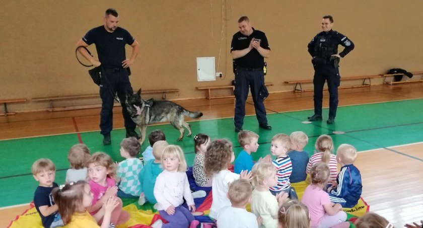 Policjanci i owczarek Frida spotkali się z dziećmi – Było o bezpiecznych wakacjach!