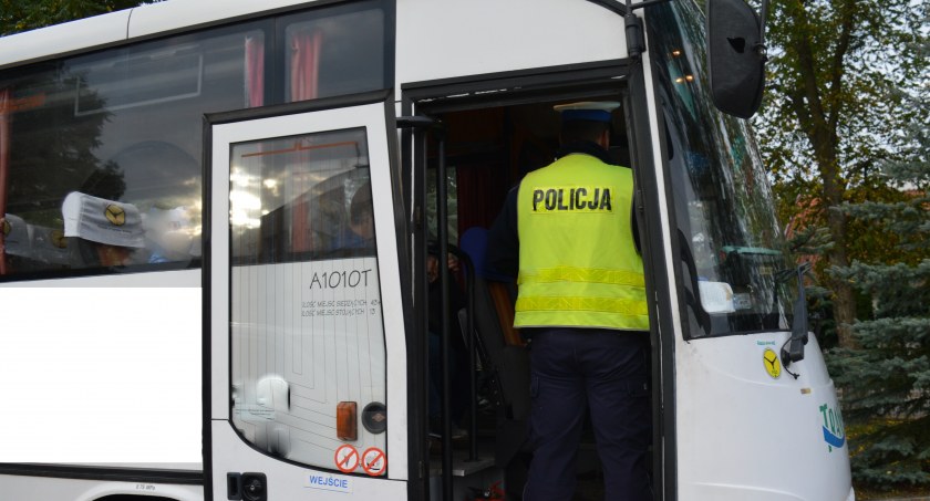 Policjanci skontrolują autobusy