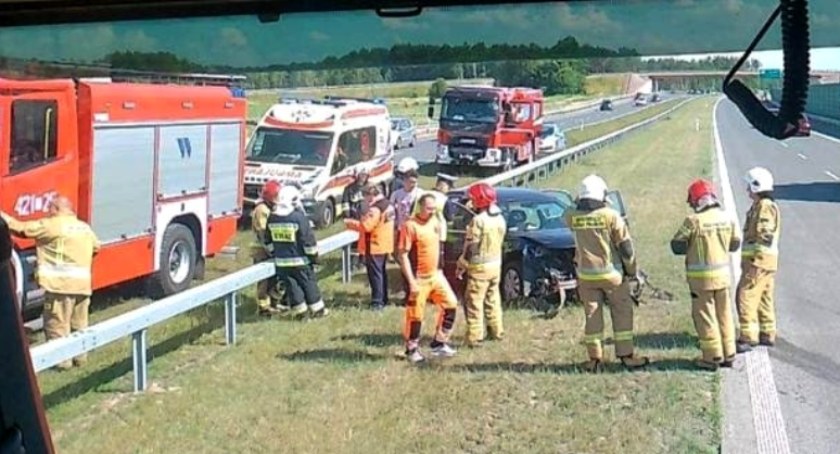 Było za szybko – Volkswagen uderzył w bariery na S17