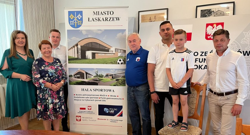 Podpisali umowę na budowę hali sportowej w Łaskarzewie