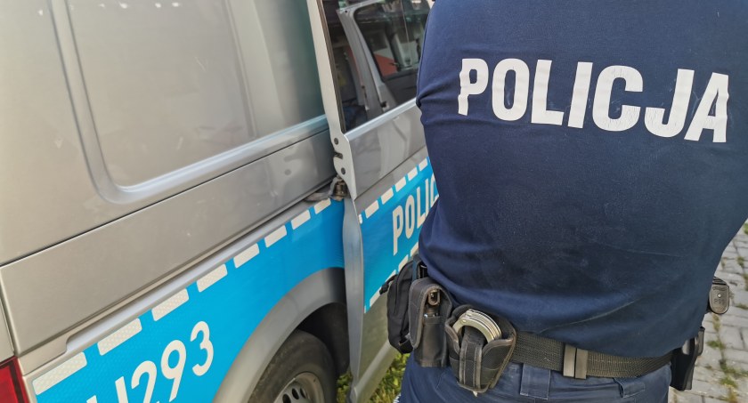 Dostawczy samochód w rowie, kierowca 