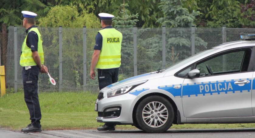 2.500 zł mandatu, 15 pkt karnych i utrata prawa jazdy za 122 km/h w terenie zabudowanym