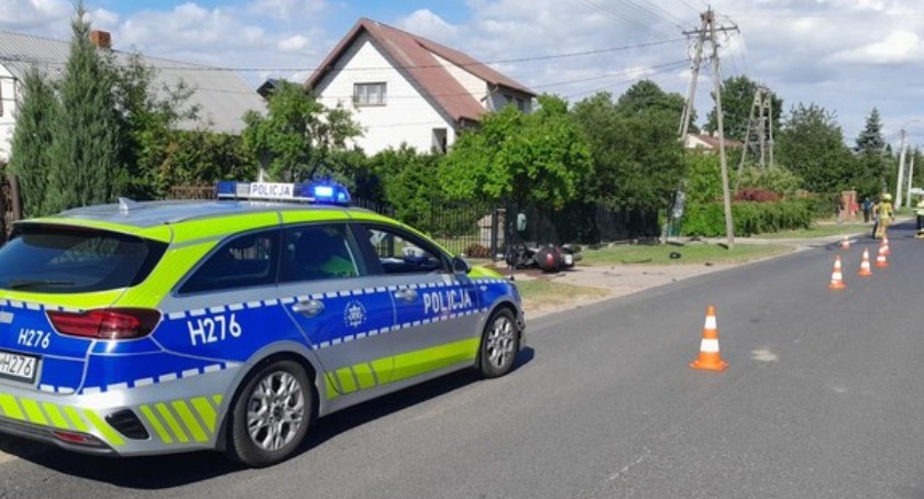 Cofając dostawczym fordem potrącił motocyklistę