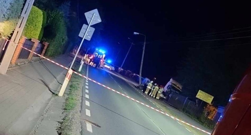 Zasnął za kierownicą – Volvo uderzyło w słup
