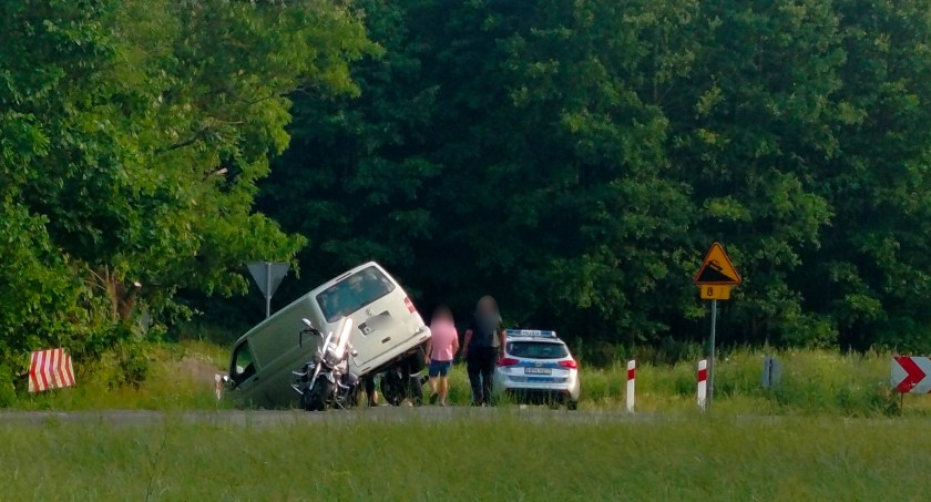 Przy kościele auto wpadło do rowu – Kierowca miał prawie 4 promile! A to nie wszystko...