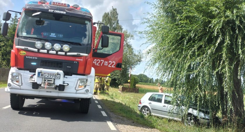 Łopacianka – Samochód uderzył w drzewo