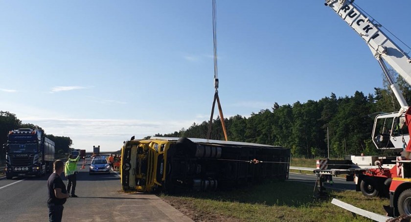 S17 – Tir przewrócił się na kole, które odpadło z naczepy ciężarówki