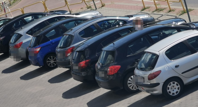 Awantura na parkingu – Były groźby i kopniak w auto