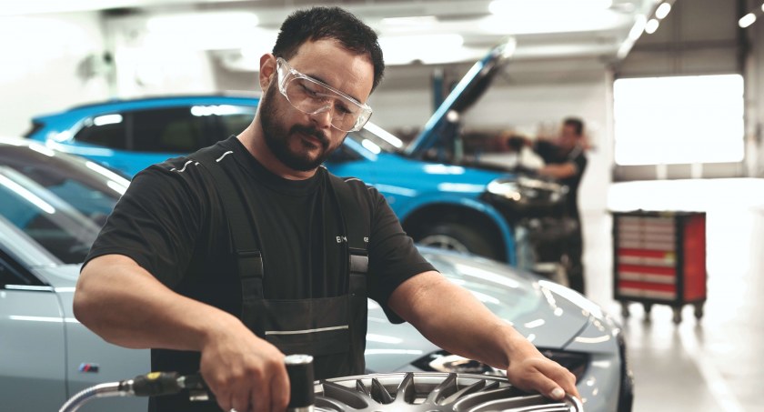 Perspektywy pracy jako mechanik samochodowy: samorozwój i satysfakcja zawodowa