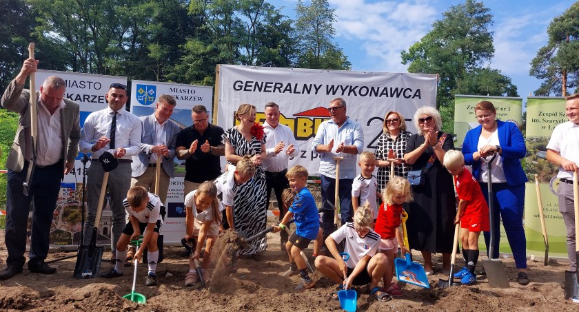 Wkopali pierwsze szpadle pod budowę wymarzonej hali