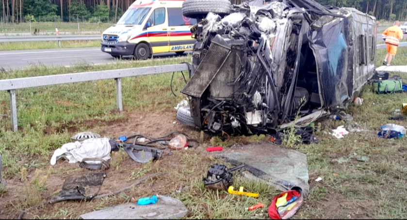 Na S17 dachował bus z pasażerami – 10 osób rannych, w tym dziecko