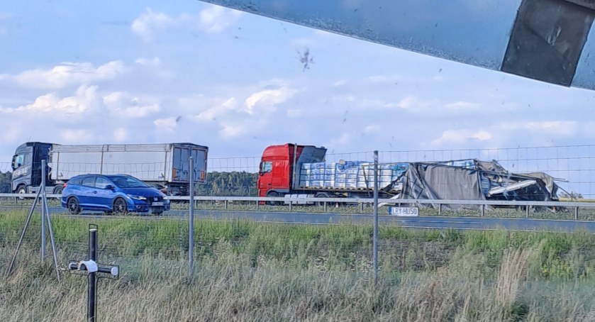 Zderzenie dwóch ciężarówek z naczepami na S17