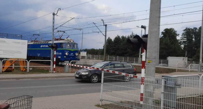 Auto utknęło między rogatkami – Maszynista zdążył wyhamować! VIDEO