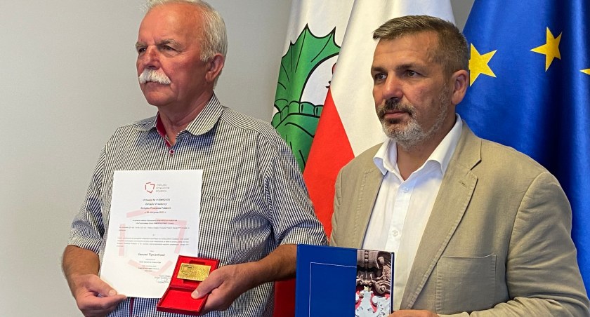 Radny Jan Tywanek z wyjątkowym tytułem i medalem!