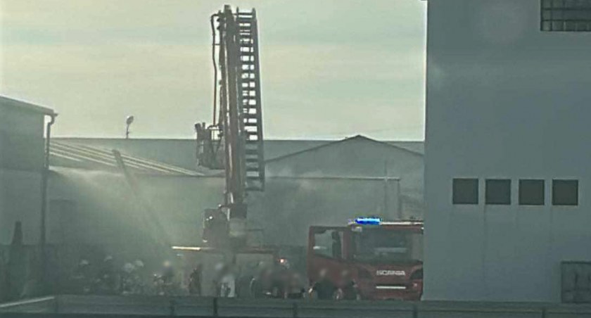 Pożar hali magazynowej szybko opanowany – Straty są niewielkie 