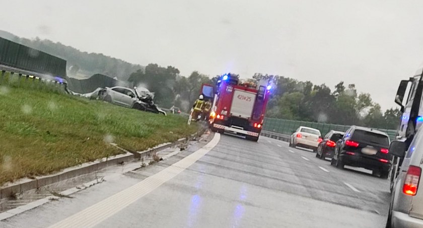 Wpadł w poślizg na S17 i uderzył w bariery