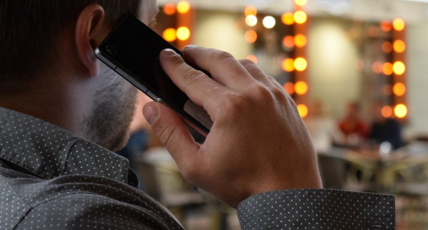 Długo będzie żałował, że odebrał ten telefon...