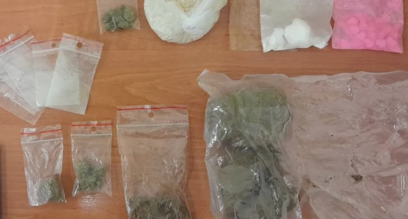 Kilkaset porcji narkotyków w mieszkaniu 23-letniego mieszkańca powiatu