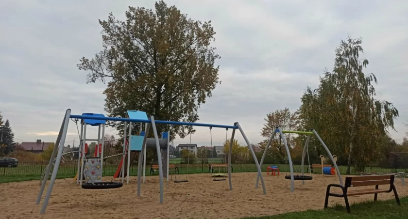 Plac zabaw odnowiony! Stare i zdezelowane urządzenia zastąpiły nowe