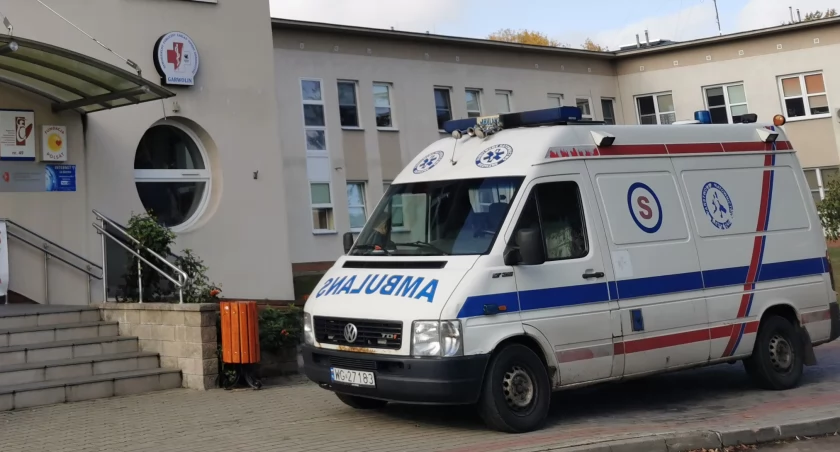 Pijany pieszy wszedł pod koła bmw – Zabrała go karetka