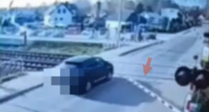 Rozpędzony kierowca wjeżdża na przejazd mimo opuszczonych rogatek (VIDEO) Mogło dojść do tragedii 