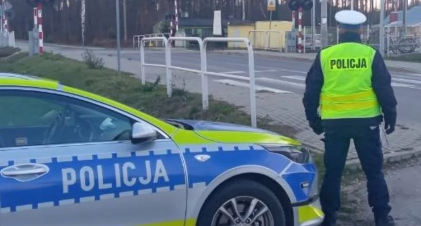 Policyjne patrole przy przejazdach kolejowych – Główne grzechy kierowców samochodów, pieszych i rowerzystów