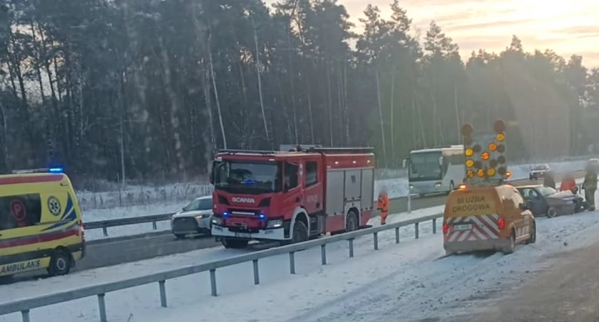 Na S17 samochód rozbił się o barierki