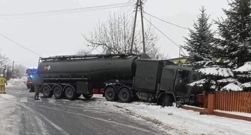 Cysterna uderzyła w ogrodzenie posesji