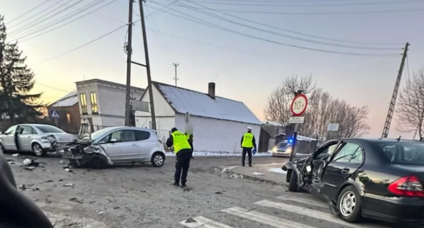 Jedna osoba ranna po zderzeniu 4 aut w Uninie 